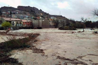 La pluja talla carreteres, desborda l'Ondara i el Sió i posa Agramunt en alerta per riuada