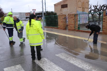 La carretera davant de l’institut de Mollerussa, inundada.