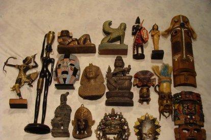 Nines, xapes de cava, monedes, objectes antics,...