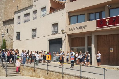 Localitats d'arreu de la geografia lleidatana han celebrat minuts de silenci en rebuig als atemptats de Barcelona i Cambrils.