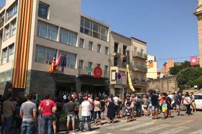 Localitats d'arreu de la geografia lleidatana han celebrat minuts de silenci en rebuig als atemptats de Barcelona i Cambrils.