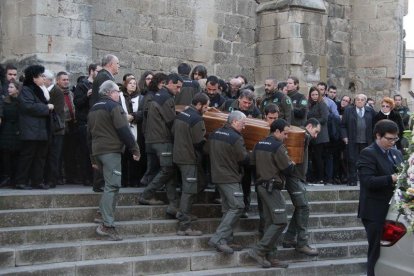 Familiars, companys del cos i diferents representants polítics i sindicals encapçalades pel president Puigdemont donen l'últim adéu a les víctimes del doble homicidi