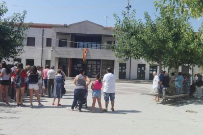 Localitats d'arreu de la geografia lleidatana han celebrat minuts de silenci en rebuig als atemptats de Barcelona i Cambrils.
