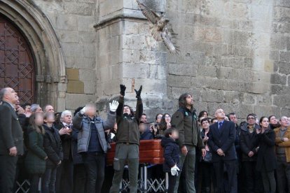 Familiars, companys del cos i diferents representants polítics i sindicals encapçalades pel president Puigdemont donen l'últim adéu a les víctimes del doble homicidi