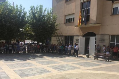 Localitats d'arreu de la geografia lleidatana han celebrat minuts de silenci en rebuig als atemptats de Barcelona i Cambrils.