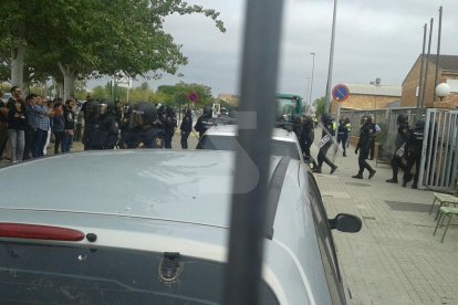 Imatges de les intervencions de Policia Nacional i Guàrdia Civil en col·legis electorals de Lleida.