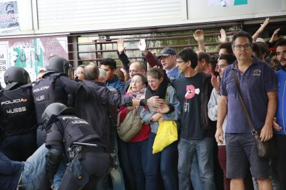 Imatges de les intervencions de Policia Nacional i Guàrdia Civil en col·legis electorals de Lleida.