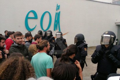 Imatges de les intervencions de Policia Nacional i Guàrdia Civil en col·legis electorals de Lleida.