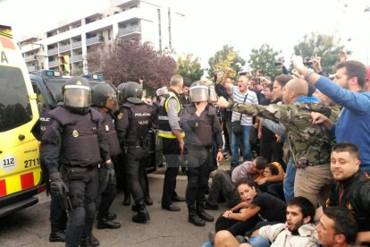 Imatges de les intervencions de Policia Nacional i Guàrdia Civil en col·legis electorals de Lleida.