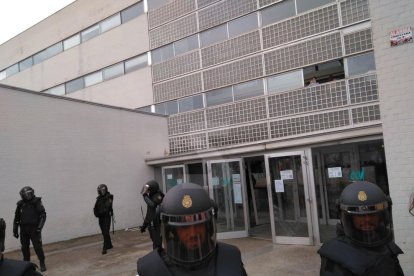 Imatges de les intervencions de Policia Nacional i Guàrdia Civil en col·legis electorals de Lleida.