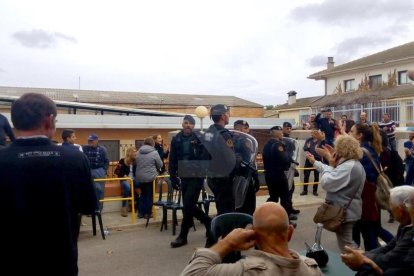 Imatges de les intervencions de Policia Nacional i Guàrdia Civil en col·legis electorals de Lleida.