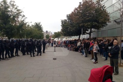 Imatges de les intervencions de Policia Nacional i Guàrdia Civil en col·legis electorals de Lleida.