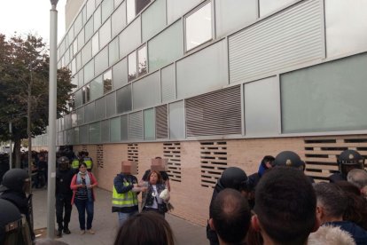 Imatges de les intervencions de Policia Nacional i Guàrdia Civil en col·legis electorals de Lleida.