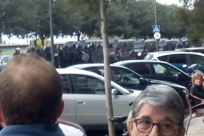 Imatges de les intervencions de Policia Nacional i Guàrdia Civil en col·legis electorals de Lleida.