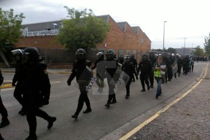Imatges de les intervencions de Policia Nacional i Guàrdia Civil en col·legis electorals de Lleida.