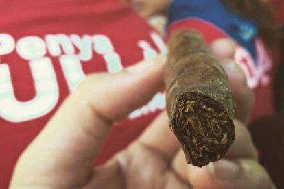 Busquem la foto més divertida de l'Aplec! Envia'ns una fotografia teva, sol o acompanyat, i que mostri el bo i millor de l'Aplec: La colla, la panyoleta, el menjar, la festa o el que sigui! Participar té premi!