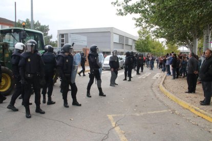 Imatges de les intervencions de Policia Nacional i Guàrdia Civil en col·legis electorals de Lleida.