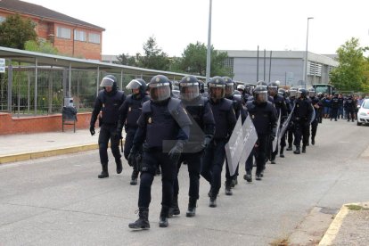 Imatges de les intervencions de Policia Nacional i Guàrdia Civil en col·legis electorals de Lleida.