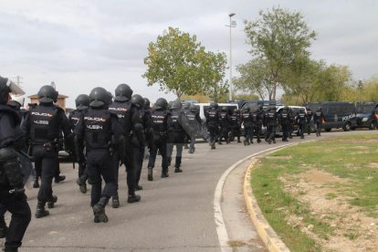 Imatges de les intervencions de Policia Nacional i Guàrdia Civil en col·legis electorals de Lleida.