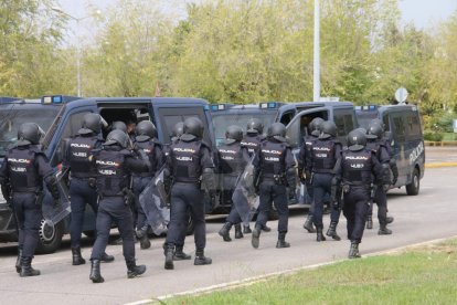 Imatges de les intervencions de Policia Nacional i Guàrdia Civil en col·legis electorals de Lleida.