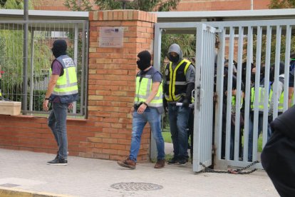 Imatges de les intervencions de Policia Nacional i Guàrdia Civil en col·legis electorals de Lleida.