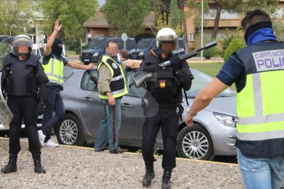 Imatges de les intervencions de Policia Nacional i Guàrdia Civil en col·legis electorals de Lleida.