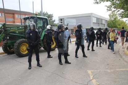 Imatges de les intervencions de Policia Nacional i Guàrdia Civil en col·legis electorals de Lleida.