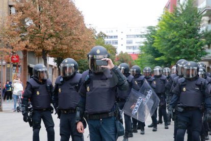 Imatges de les intervencions de Policia Nacional i Guàrdia Civil en col·legis electorals de Lleida.