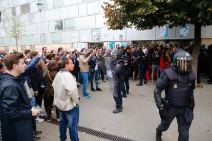 Imatges de les intervencions de Policia Nacional i Guàrdia Civil en col·legis electorals de Lleida.