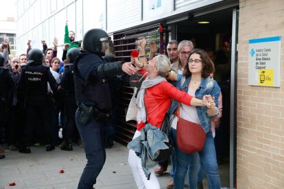 Imatges de les intervencions de Policia Nacional i Guàrdia Civil en col·legis electorals de Lleida.