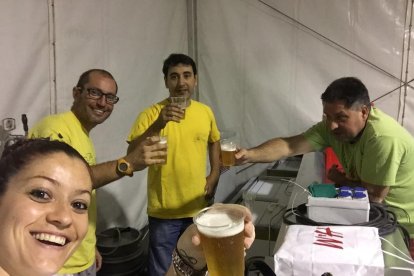Busquem la foto més divertida de l'Aplec! Envia'ns una fotografia teva, sol o acompanyat, i que mostri el bo i millor de l'Aplec: La colla, la panyoleta, el menjar, la festa o el que sigui! Participar té premi!