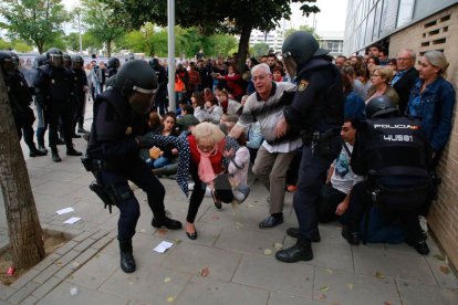 Imatges de les intervencions de Policia Nacional i Guàrdia Civil en col·legis electorals de Lleida.