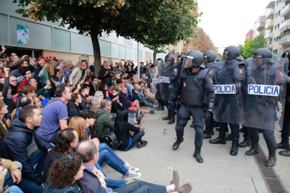 Imatges de les intervencions de Policia Nacional i Guàrdia Civil en col·legis electorals de Lleida.