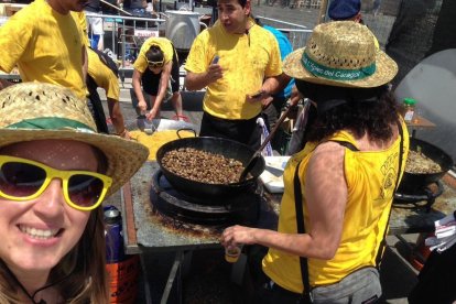 Busquem la foto més divertida de l'Aplec! Envia'ns una fotografia teva, sol o acompanyat, i que mostri el bo i millor de l'Aplec: La colla, la panyoleta, el menjar, la festa o el que sigui! Participar té premi!