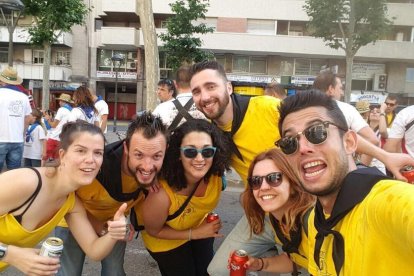 Busquem la foto més divertida de l'Aplec! Envia'ns una fotografia teva, sol o acompanyat, i que mostri el bo i millor de l'Aplec: La colla, la panyoleta, el menjar, la festa o el que sigui! Participar té premi!