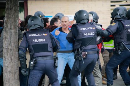 Imatges de les intervencions de Policia Nacional i Guàrdia Civil en col·legis electorals de Lleida.