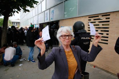Imatges de les intervencions de Policia Nacional i Guàrdia Civil en col·legis electorals de Lleida.