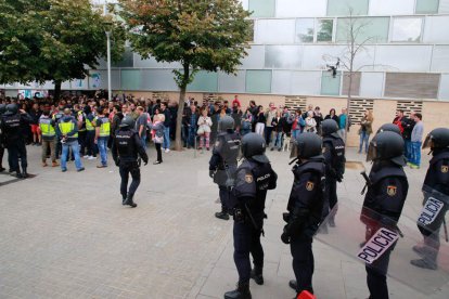 Imatges de les intervencions de Policia Nacional i Guàrdia Civil en col·legis electorals de Lleida.