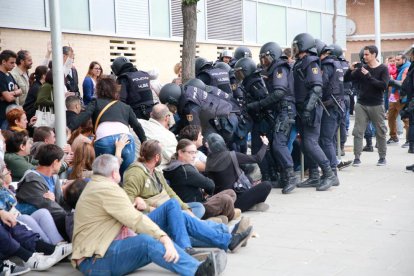 Imatges de les intervencions de Policia Nacional i Guàrdia Civil en col·legis electorals de Lleida.