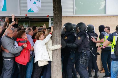 Imatges de les intervencions de Policia Nacional i Guàrdia Civil en col·legis electorals de Lleida.
