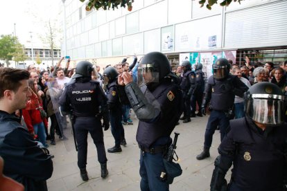 Imatges de les intervencions de Policia Nacional i Guàrdia Civil en col·legis electorals de Lleida.