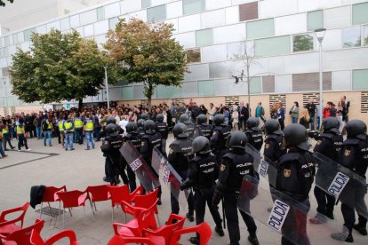 Imatges de les intervencions de Policia Nacional i Guàrdia Civil en col·legis electorals de Lleida.