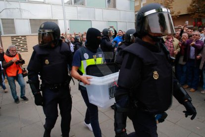 Imatges de les intervencions de Policia Nacional i Guàrdia Civil en col·legis electorals de Lleida.