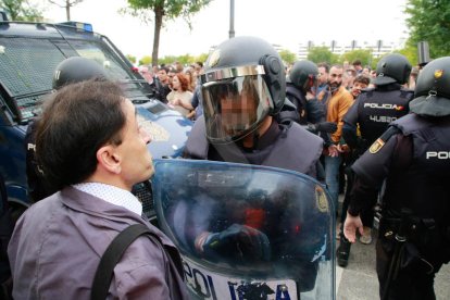 Imatges de les intervencions de Policia Nacional i Guàrdia Civil en col·legis electorals de Lleida.
