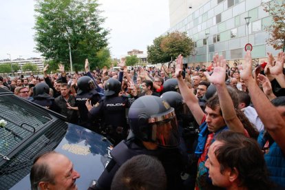 Imatges de les intervencions de Policia Nacional i Guàrdia Civil en col·legis electorals de Lleida.