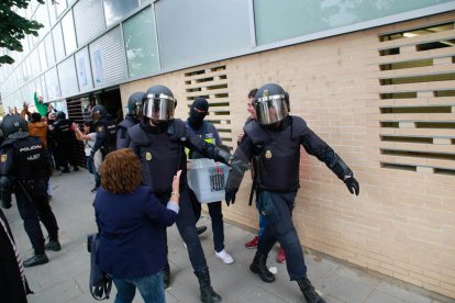 Imatges de les intervencions de Policia Nacional i Guàrdia Civil en col·legis electorals de Lleida.