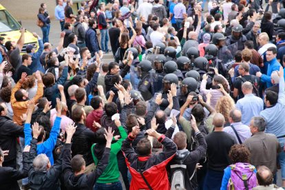 Imatges de les intervencions de Policia Nacional i Guàrdia Civil en col·legis electorals de Lleida.