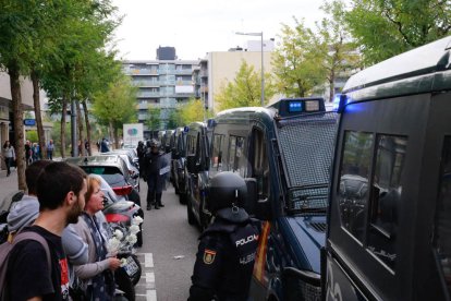 Imatges de les intervencions de Policia Nacional i Guàrdia Civil en col·legis electorals de Lleida.