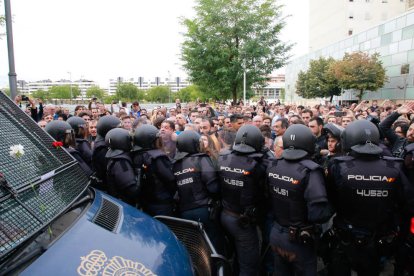 Imatges de les intervencions de Policia Nacional i Guàrdia Civil en col·legis electorals de Lleida.