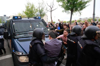 Imatges de les intervencions de Policia Nacional i Guàrdia Civil en col·legis electorals de Lleida.